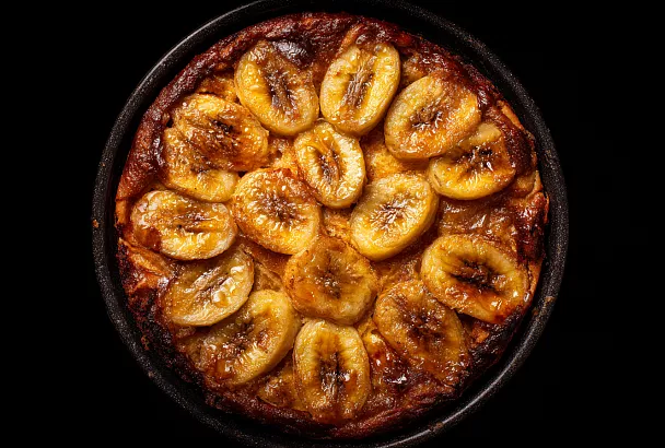 Быстрый пирог с бананами на сковороде: рецепт для чаепития