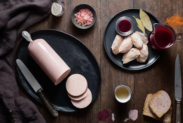 Колбаса «в бутылке» из курицы: нежная, диетическая и без лишнего жира