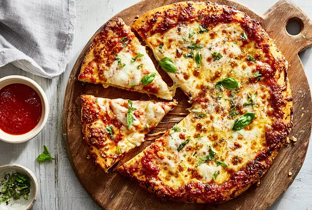 Беру тёплую воду и дрожжи, готовлю самую быструю и вкусную пиццу на тонком тесте: даже месить не нужно
