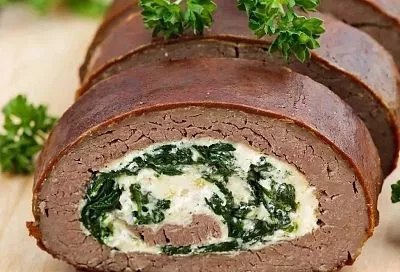 Пеку всего один корж и получаю обалденный печеночный рулет: гораздо проще, чем готовить закусочный торт