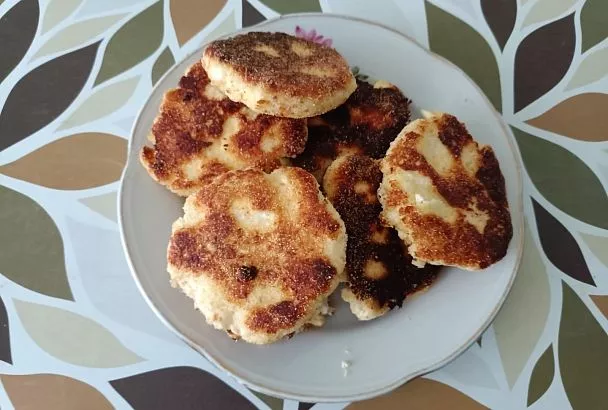 Творог перетираю, добавляю манку и сразу в сковороду - получают сказочно красивые и нежные сырники. Рецепт, который повторит и дошкольник