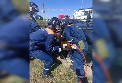 Спасатели вызволили двух человек из искореженного в ДТП автомобиля под Анапой