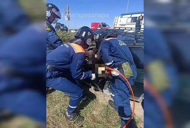 Спасатели вызволили двух человек из искореженного в ДТП автомобиля под Анапой