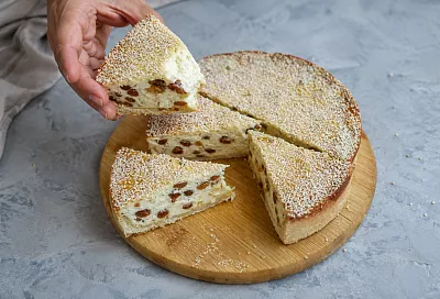 Яблоки и творог под масляной крошкой: простой пирог с нежной начинкой