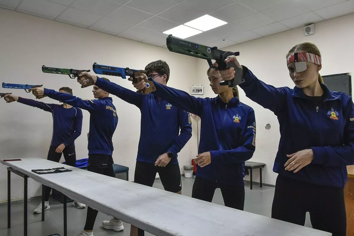 Пятиборцам непременно нужно быть не только сильными  и ловкими, но и меткими стрелками.