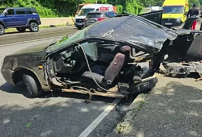 Водитель «Приоры» врезался в фонарный столб на трассе в Сочи. Он погиб