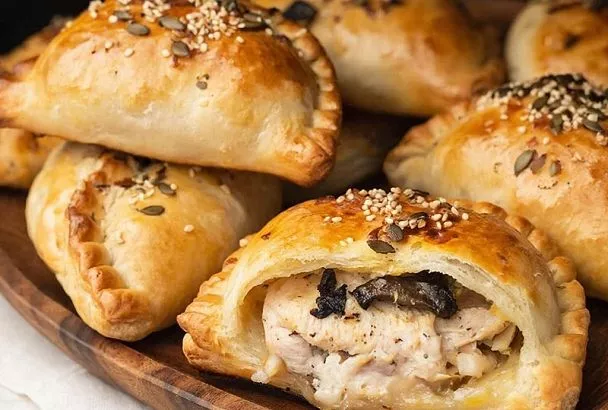 Пирожки с курицей и грибами на кефире — просто, аппетитно и красиво: восхитительное тесто и прекрасная формовка 