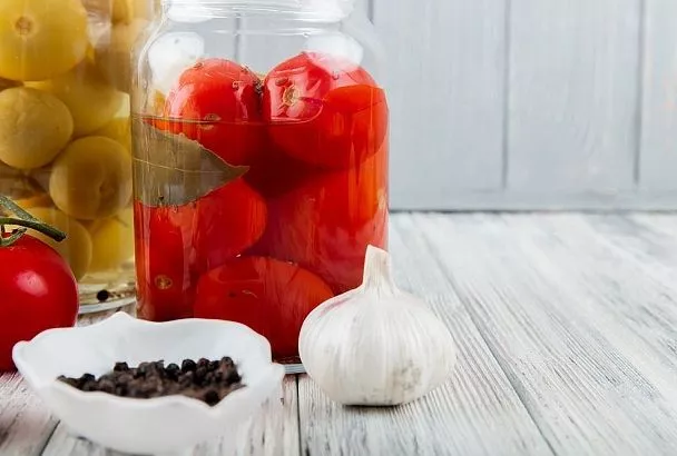 Помидоры на зиму как свежие без воды: 3 рецепта для идеального вкуса
