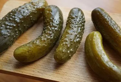 «Забыла» бабушкины наказы и мариную огурцы «по-японски»: теперь килограмм хрустящих огурчиков съедается за день: рецепт настолько простой, что даже смешно