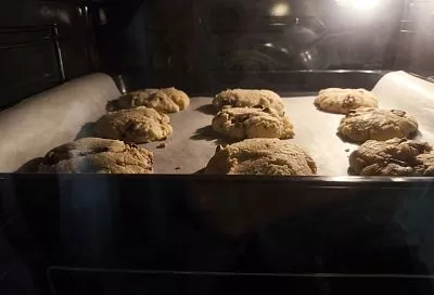 Яиц и молока не нужно, а вот изюма, пожалуй, кладите побольше! Рецепт овсяного печенья, которое будет таять во рту