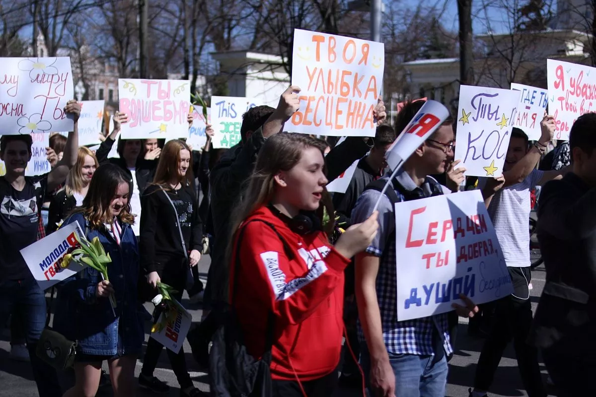 Ребята подарили тысячу тюльпанов, прокричали более 20 различных кричалок и сделали счастливее самых главных героинь  8 Марта