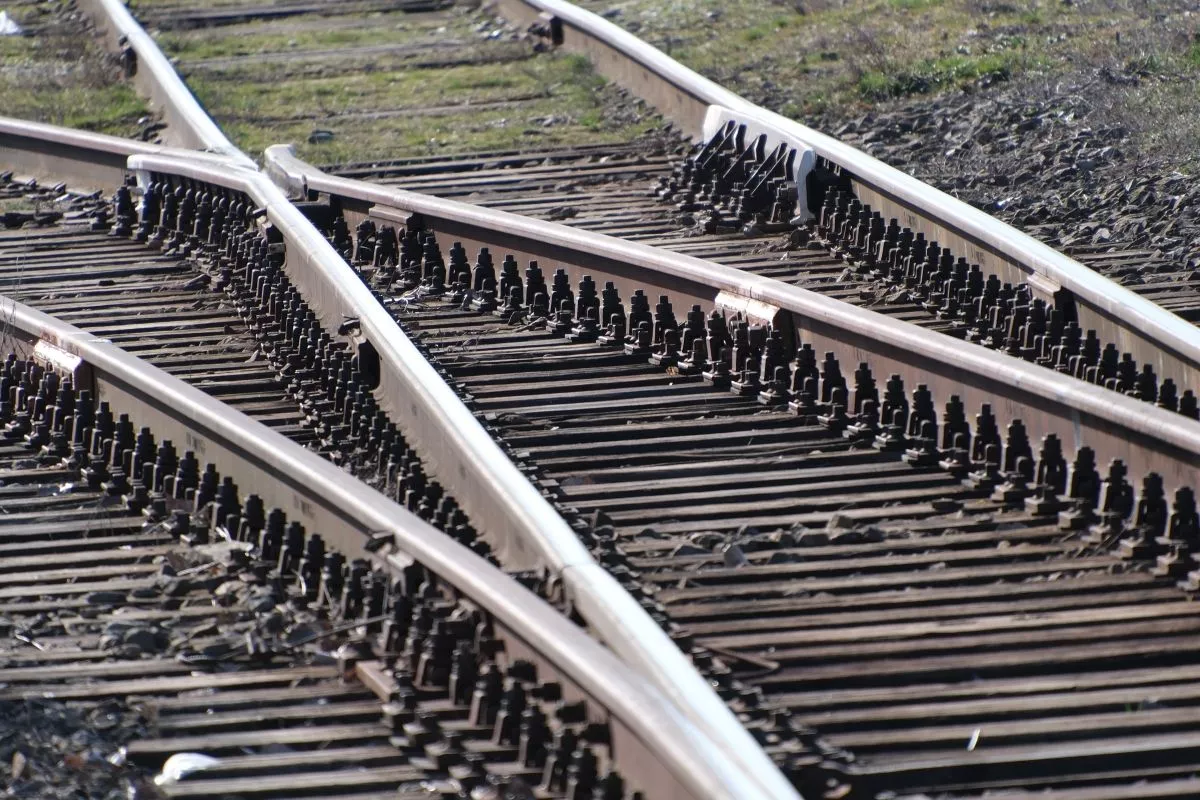 Полиция поймала двух школьников после опасной игры на железной дороге в Сочи