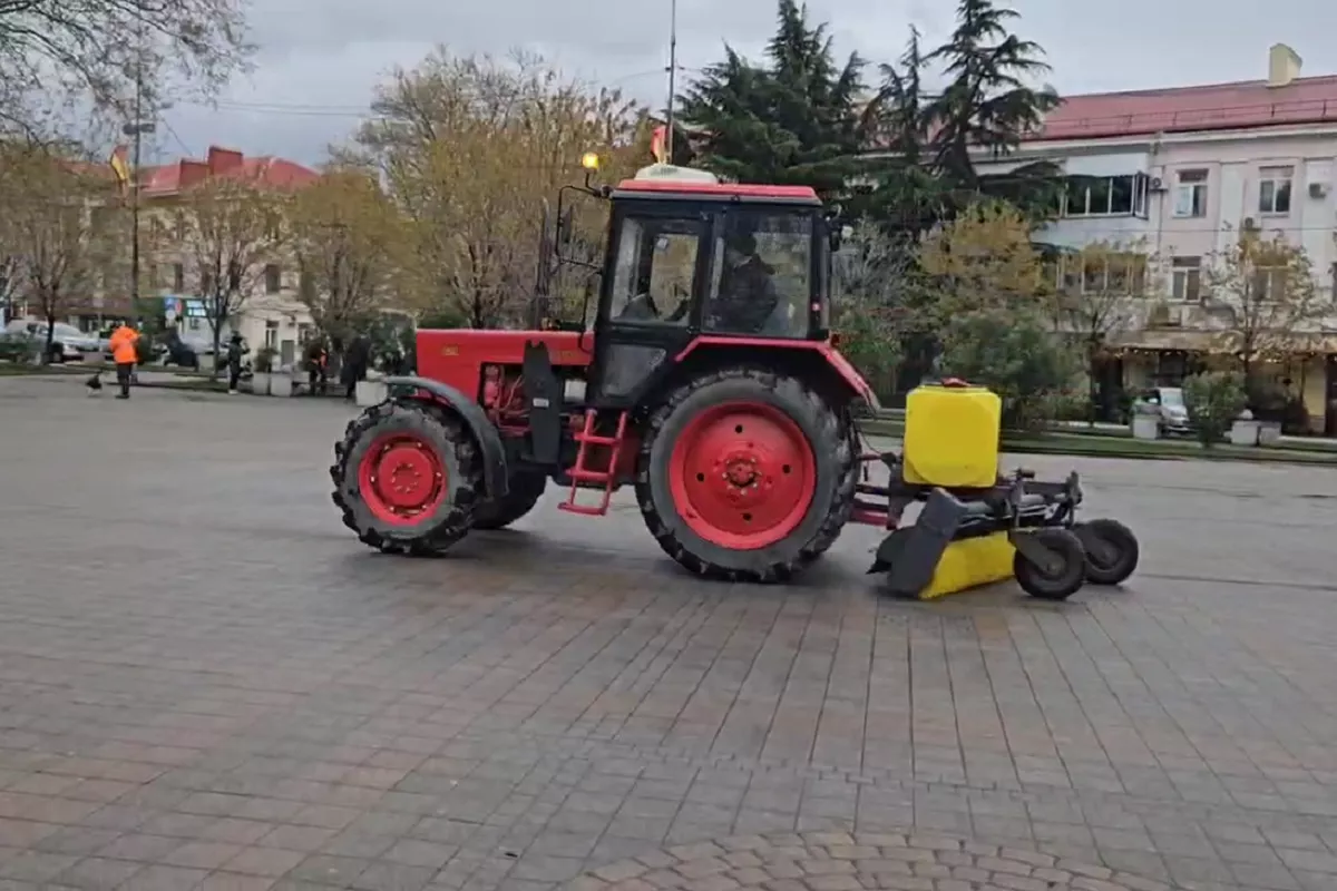 Улицы Туапсе убирают от последствий пожара на нефтекомплексе 