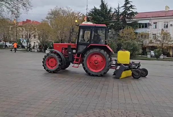 Улицы Туапсе убирают от последствий пожара на нефтекомплексе 