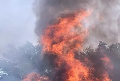 Пожар вспыхнул на склоне горы в пригороде Анапы из-за падения фрагментов БПЛА