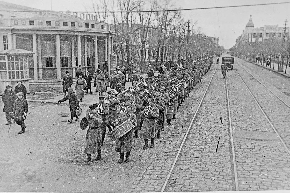 Отряды Красной Армии на улицах города