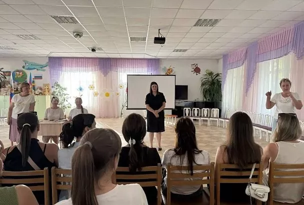 Безопасность детей – ответственность родителей: в Сочи инспекторы ГИБДД проводят профилактические беседы с родителями в детских садах