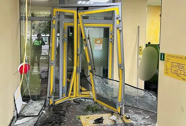 Приезжий из Томска влетел на «Приоре» в отделение банка в центре Краснодара
