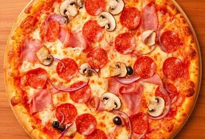 Домашняя пицца, а по вкусу напоминает выпечку из дровяной печи. У нее тоненькая, хрустящая корочка. Для ее приготовления нужно не больше десяти минут