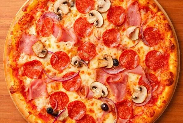 Домашняя пицца, а по вкусу напоминает выпечку из дровяной печи. У нее тоненькая, хрустящая корочка. Для ее приготовления нужно не больше десяти минут