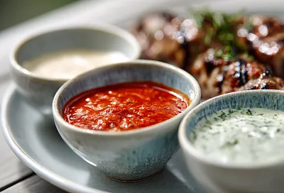 Три соуса к шашлыку: томатный полевой, сливочно-укропный и грузинский сацебели