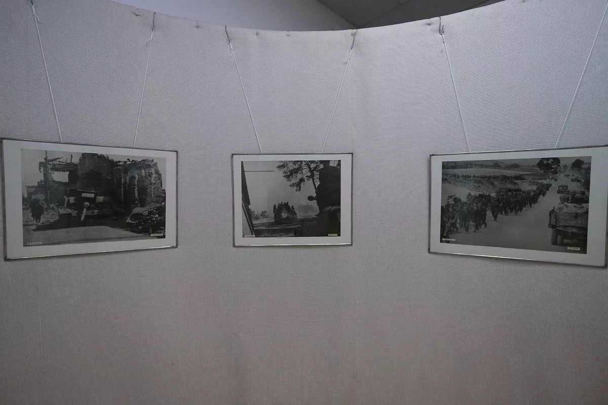 В экспозиции представлено более 50 военных фотографий.