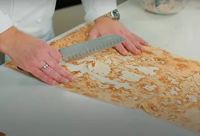 Нарезал армянский лаваш и быстро его обжарил: шеф Ивлев научил, как сделать хрустящие чипсы дома