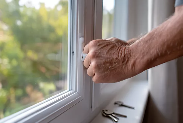 Ручка на пластиковом окне не закрывается до конца? Простое решение за 2 минуты