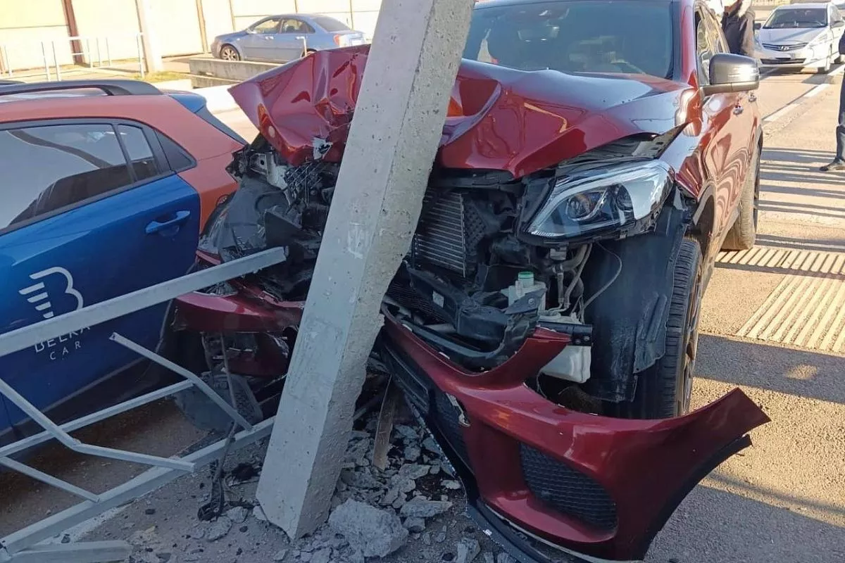 В Сочи Mercedes врезался в столб. Пострадали двое маленьких детей 