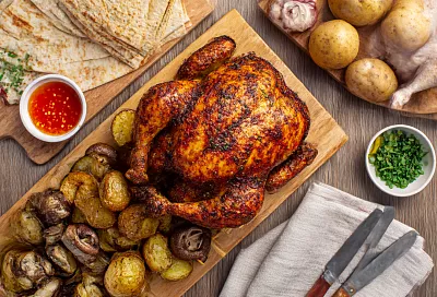 Натираю курицу ароматным соусом с мёдом и соевым, запекаю с овощами — мясо сочное, а корочка золотая!