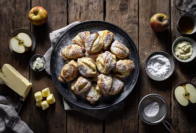 Хрупкие творожные «конвертики» с яблоками: слоятся без возни и исчезают с тарелки