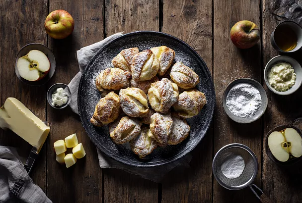 Хрупкие творожные «конвертики» с яблоками: слоятся без возни и исчезают с тарелки