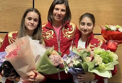 Чемпионок Европы по спортивной гимнастике Людмилу Рощину и Елизавету Ус встретили в аэропорту Краснодара