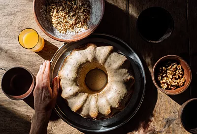 Йогуртовый кекс-кольцо с апельсином, изюмом и орехами