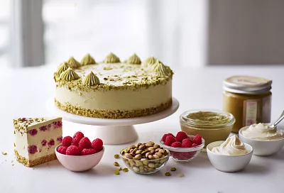 Праздничный фисташковый торт «как итальянское мороженое» с малиновой начинкой