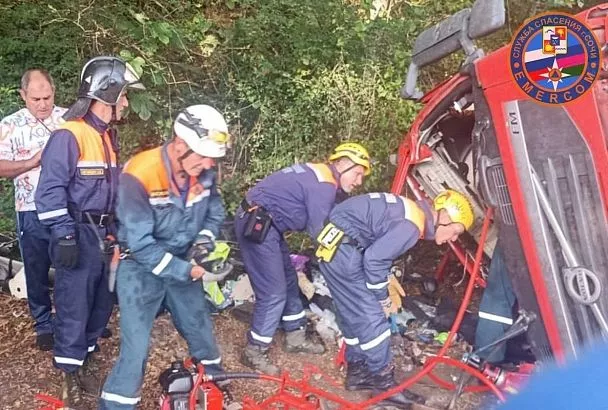 Спасатели освободили женщину, зажатую в опрокинувшемся грузовике в Сочи