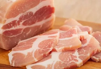 Так учила моя бабушка: сало клади в пакет и хорошенько встряхни. Идеальный рецепт засолки, получается вкусно и по-домашнему