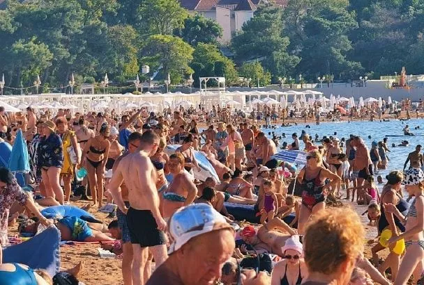 Народа очень много. Забитый отдыхающими пляж в Геленджике сняли на видео 5 сентября