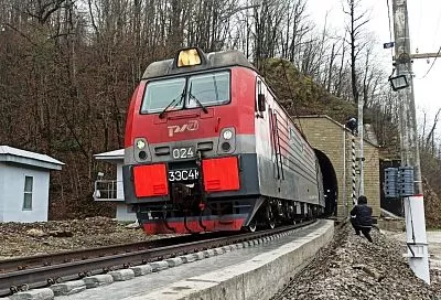 В Краснодаре полицейские сняли с поезда пьяного дебошира, сорвавшего стоп-кран в пути