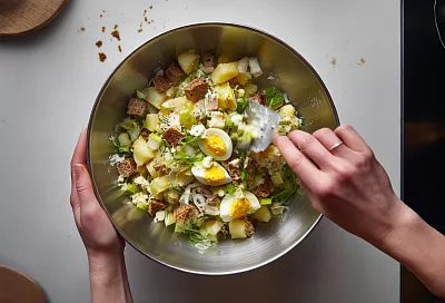 Салат из печени трески с гренками и огурцом