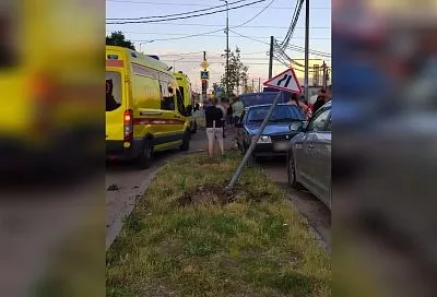 Водитель иномарки устроил массовое ДТП в Краснодаре, бросил машину и скрылся