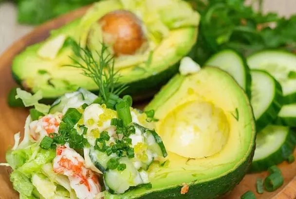 Изумительный салат с авокадо и крабовыми палочками — идеальное блюдо для новогоднего стола 2026 года