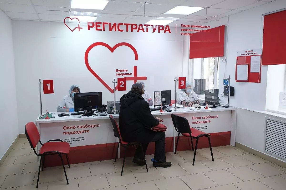 В первую очередь вакцинировали тех сотрудников газет и телеканалов, кто всегда в общении, всегда на передовой: телеоператоров, корреспондентов и фотографов. В первую очередь вакцинировали тех сотрудников газет и телеканалов, кто всегда в общении, всегда на передовой: телеоператоров, корреспондентов и фотографов.