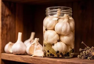 Мариную чеснок целыми головками: жду 3 суток — и хрустящая закуска сметается за вечер