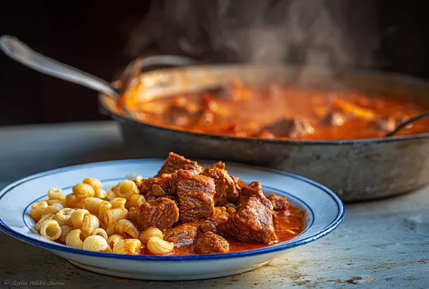 Совдеповский гуляш от Ивлева: запах детства, вкус столовки и соус, от которого улетаешь за 30 секунд