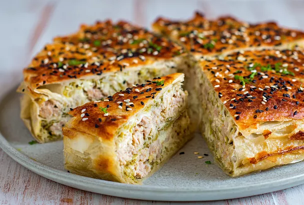 Пирог из лаваша с тунцом и сыром: хрустящий снаружи, сочный внутри — готов за 30 минут