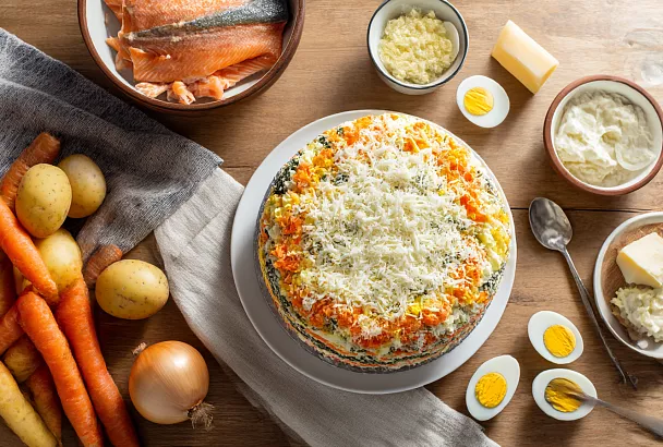 Шеф-повар Илья Лазерсон собирает праздничную «Мимозу» — и она выглядит как салат-тортик