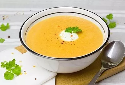 Бросаю овощи в кипяток, затем жужжу блендером и густой ароматный суп-пюре из тыквы готов всего за полчаса