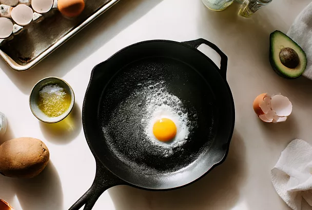 Ржавая чугунная сковорода из секонд-хенда: как отмыть и заново «запечатать» поверхность