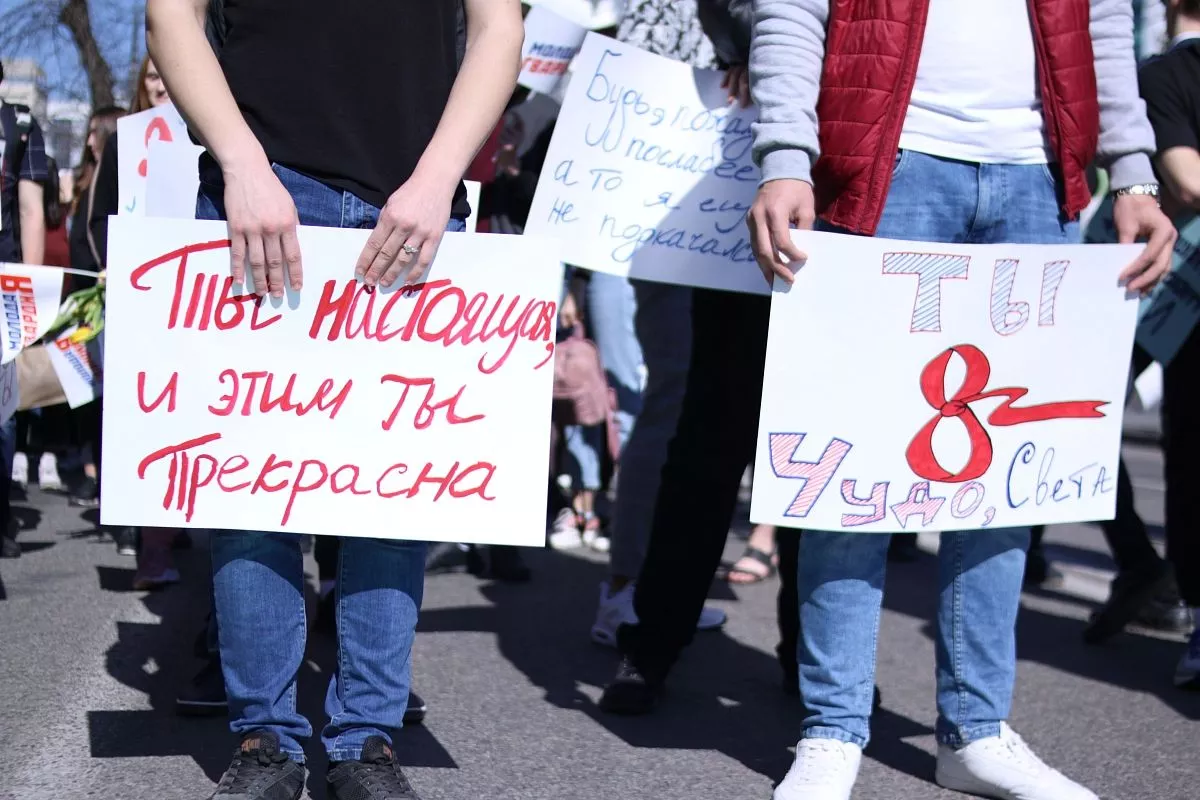 Во время шествия по улице Красной юноши дарили девушкам цветы и свои улыбки